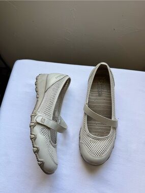 Skechers Sassy Fanfare Mesh Mary Jane flats in a cream color Size 6